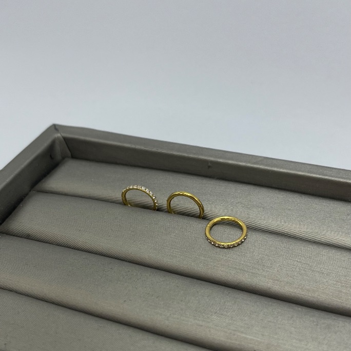 Piercing titânio cravejado argola dourada