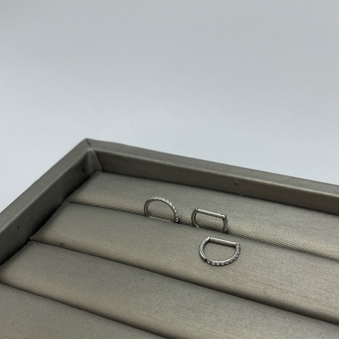 Piercing titânio cravejado reto