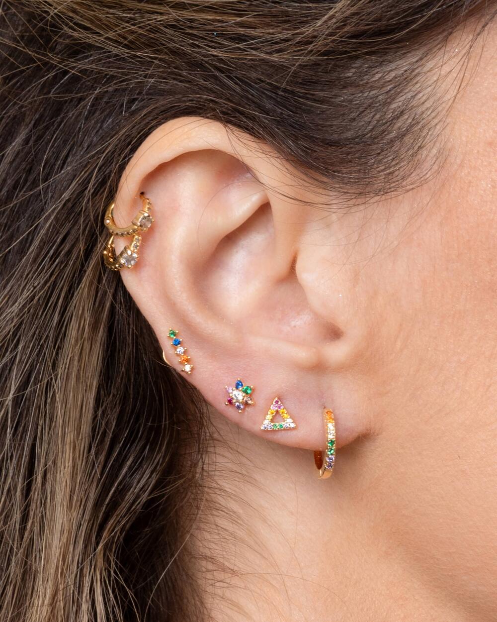 Argola pequena cravejada com ponto de luz Bruna Semijoias