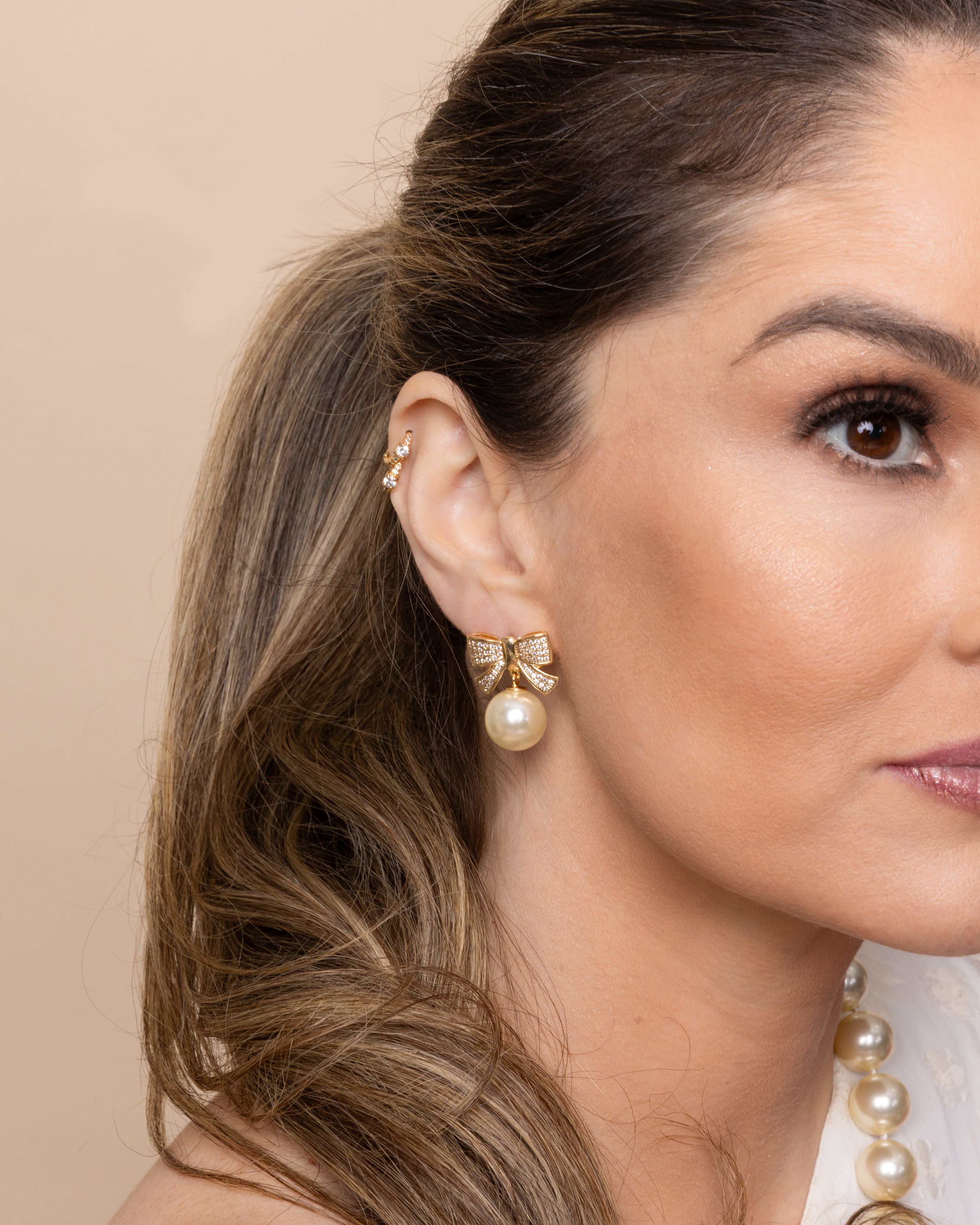 Brinco pérola com laço cravejado Bruna Semijoias