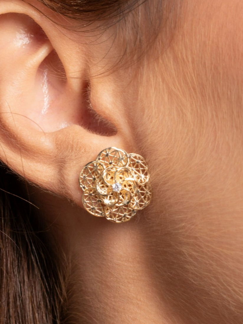 Brinco flor rendada com ponto de luz