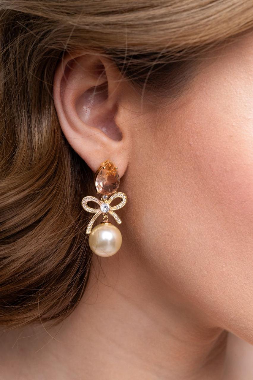 Brinco gota rose laço cravejado com pérola Thais - Bruna Semijoias