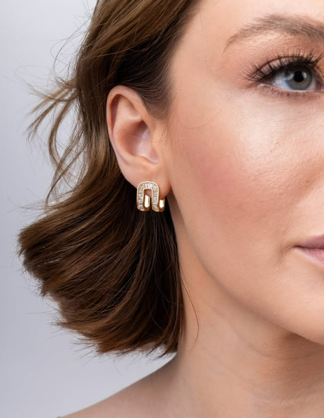 Argola Antonella cravejada Bruna Semijoias