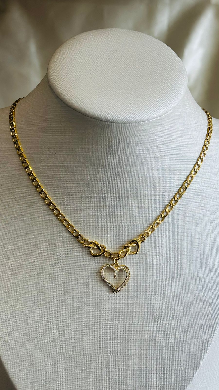 Choker grumet com coração cravejado