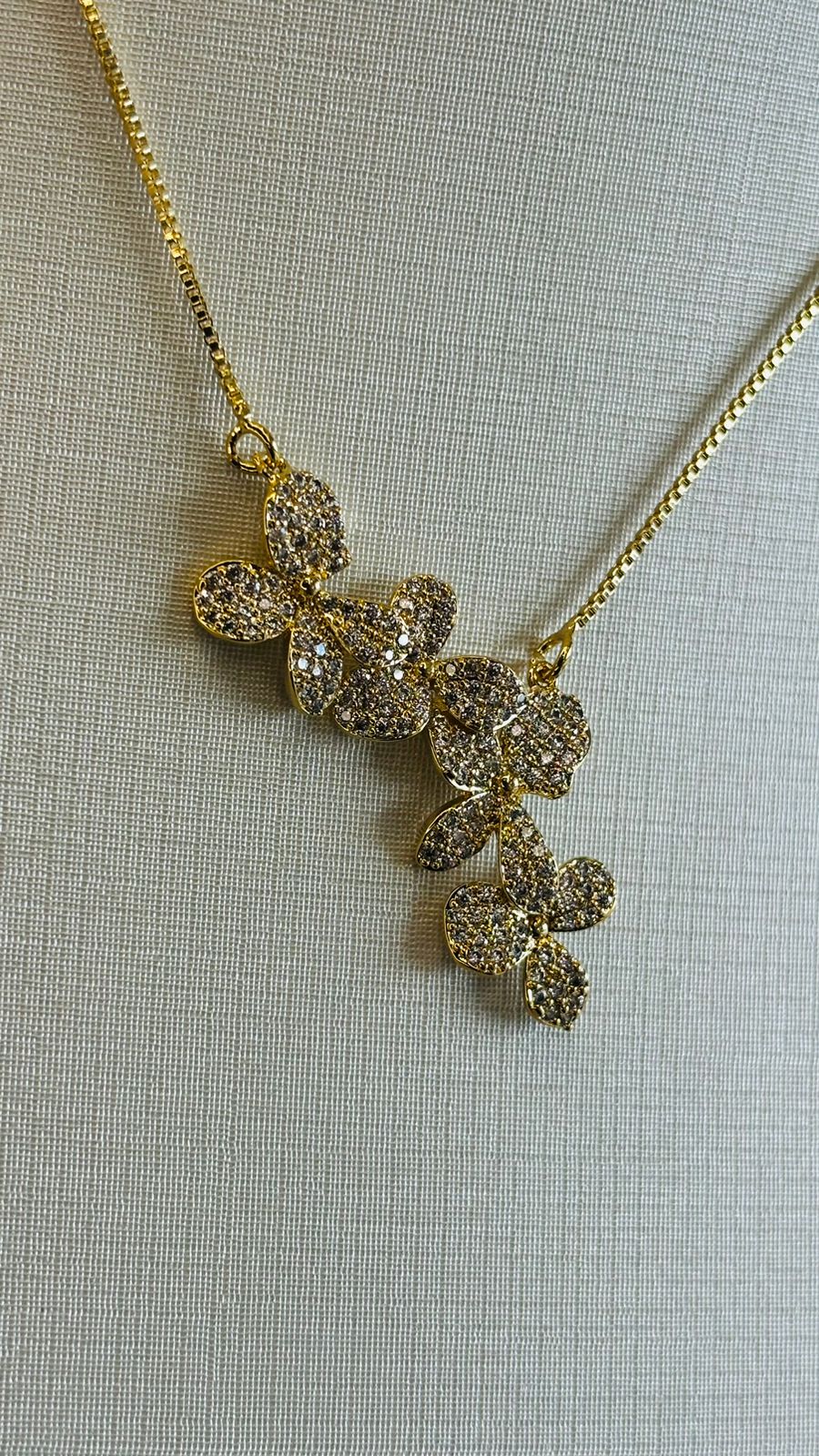 Colar flores cravejadas