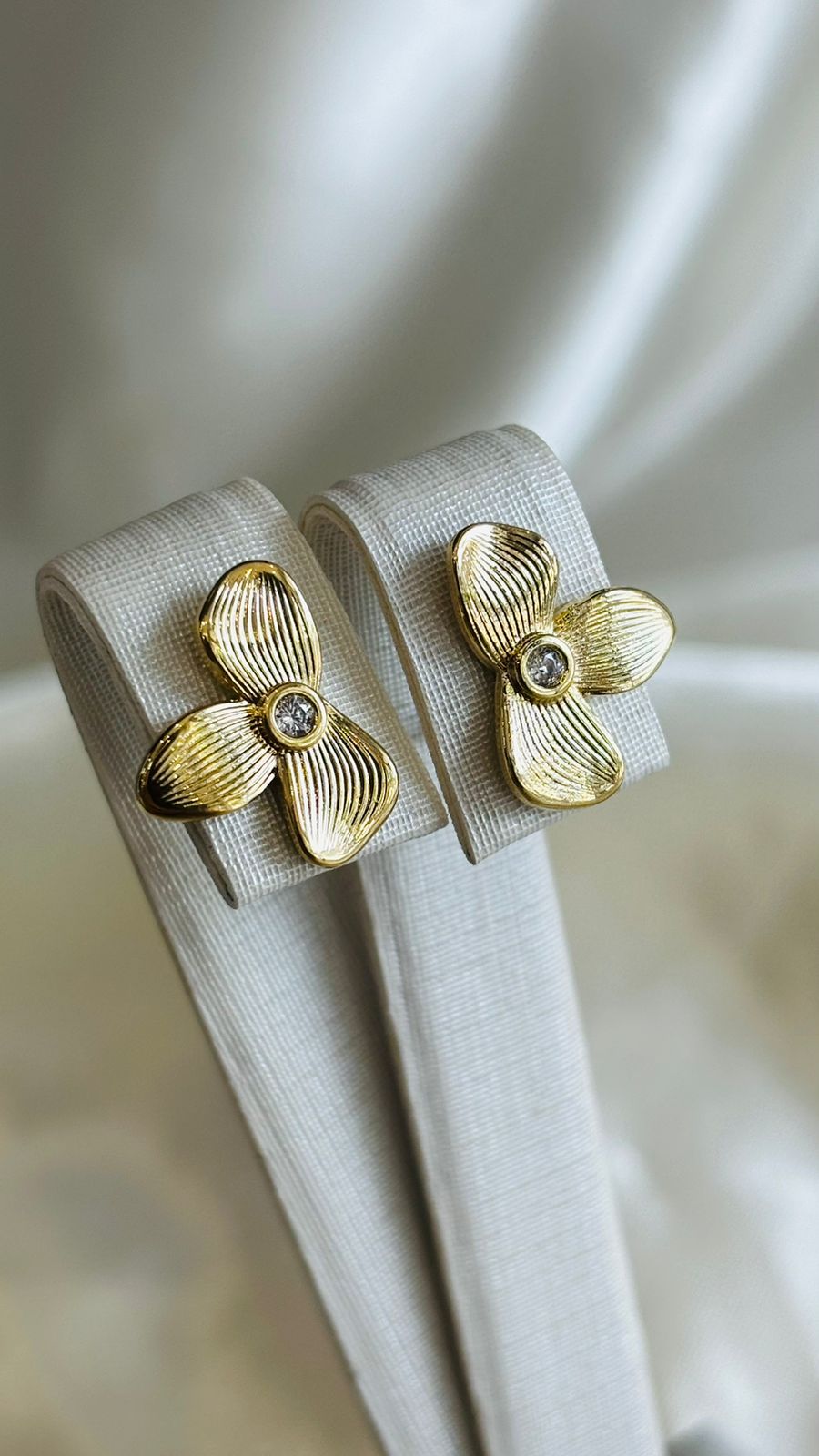 Brinco meia flor com ponto de luz