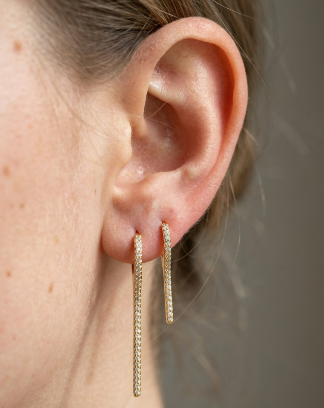 Brinco argola maior palito cravejado Bruna Semijoias