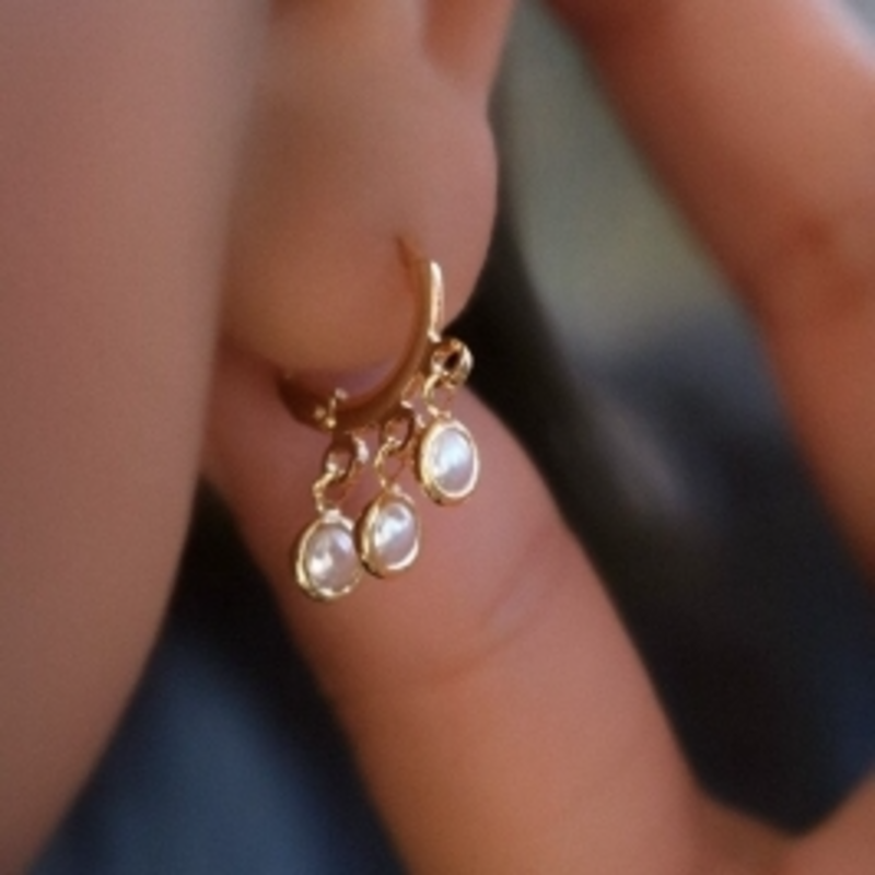 Brinco Argolinha com Pingentes de Pérola Banhado a Ouro 18k