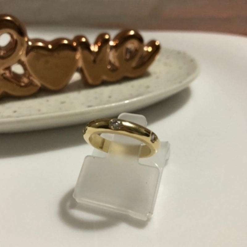 Anel Liso com Três Pedras de Zircôna Banhado a Ouro 18k