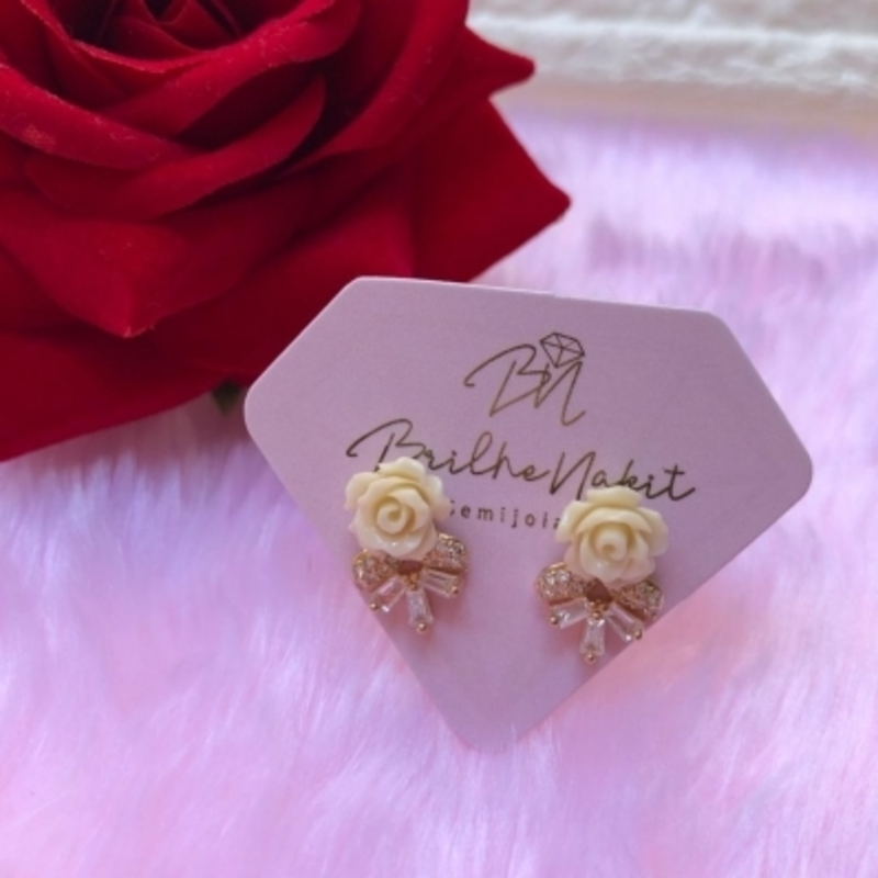 Brinco Flor em Resina Branca com Zircônias e Baguetes Banhado a Ouro 18k