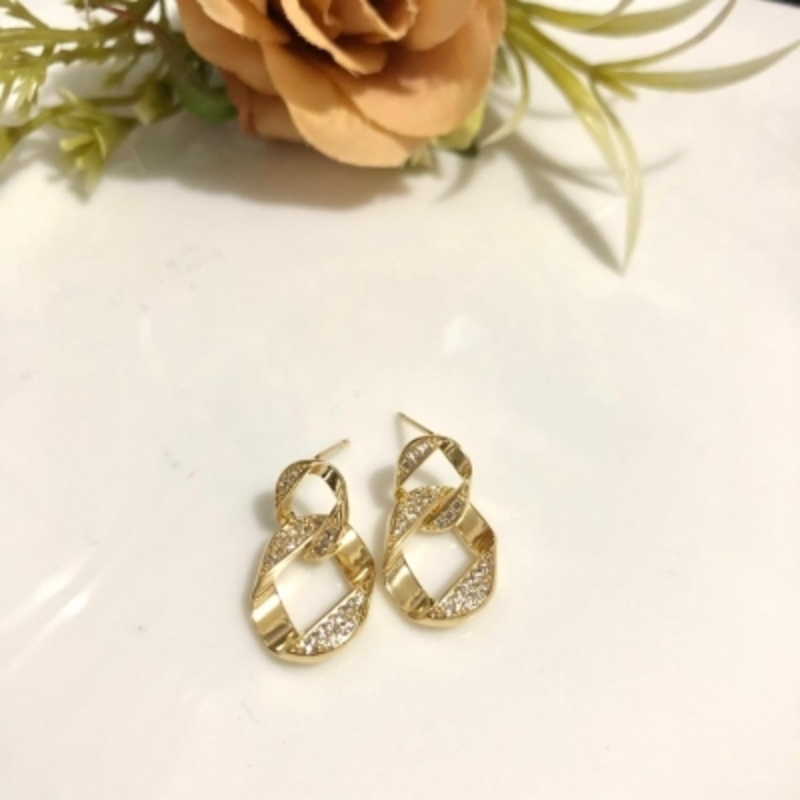 Brinco Dourado Dois Elos Liso e Cravejado Banhado a Ouro 18k