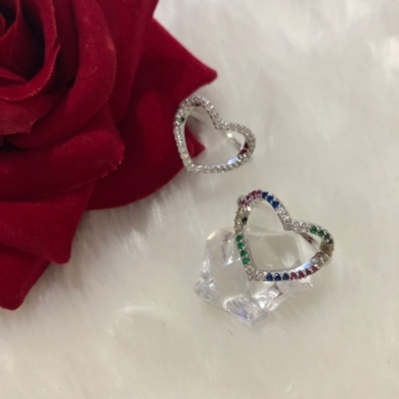 Anel Coração Vazado Cravejado em Zircônia Banhado a Ródio Branco