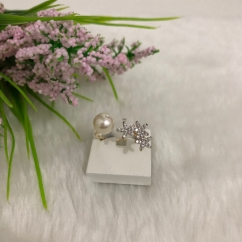 Anel Pérola Ajustável Três Flores Cravejado com Microzirconias Banhado a Ouro 18k