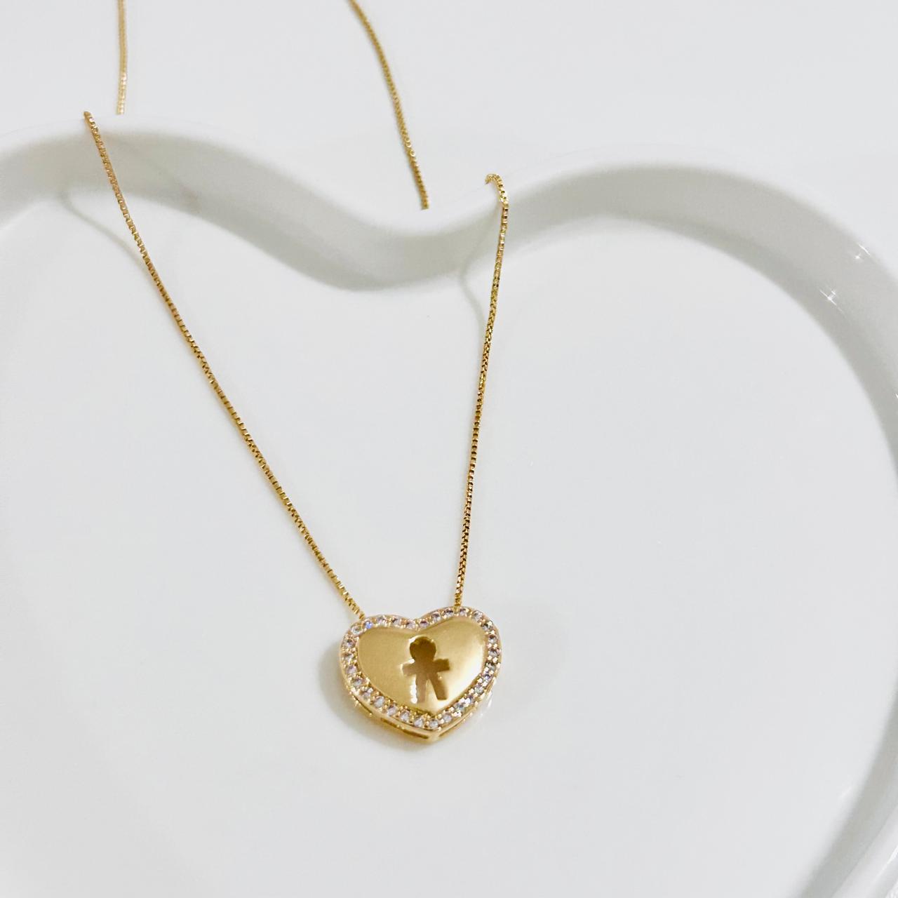 Colar com Pingente Coração Liso com as Bordas Cravejadas em Zircônias Menino Vazado 45cm Banhado em Ouro 18k
