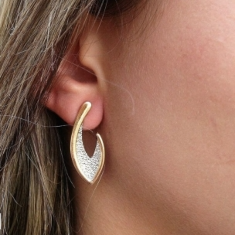 Brinco Pétala com Aplique em Ródio Banhado em Ouro 18k