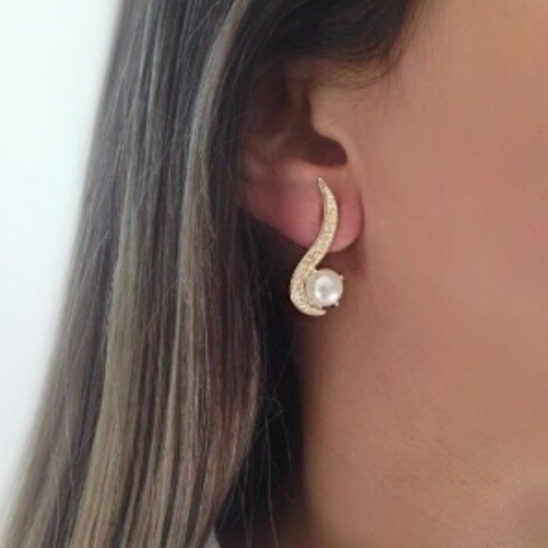 Brinco Anzol com Perola e Aplique em Ródio Banhado em Ouro 18k