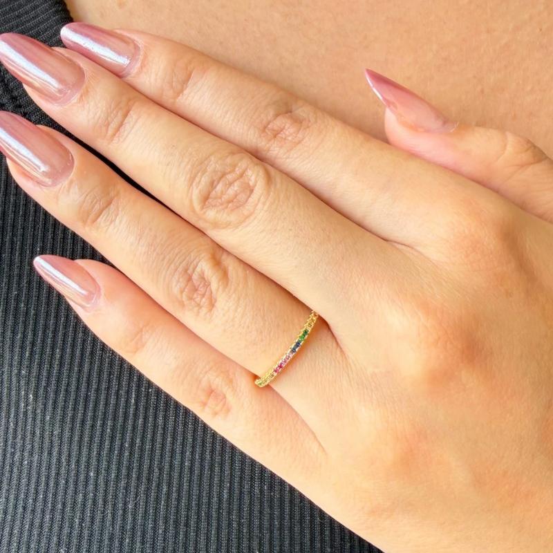 Anel Meia Aliança Cravejada em Micro Zircônias Coloridas Banhado a Ouro 18k