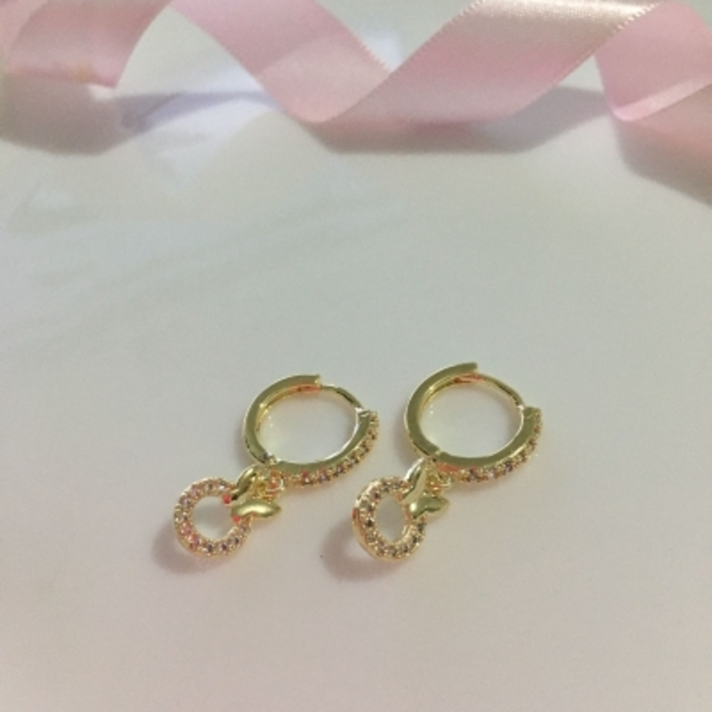 Brinco Argola Click Cravejada em Microzirônia Com Pingente  Banhado a Ouro 18k