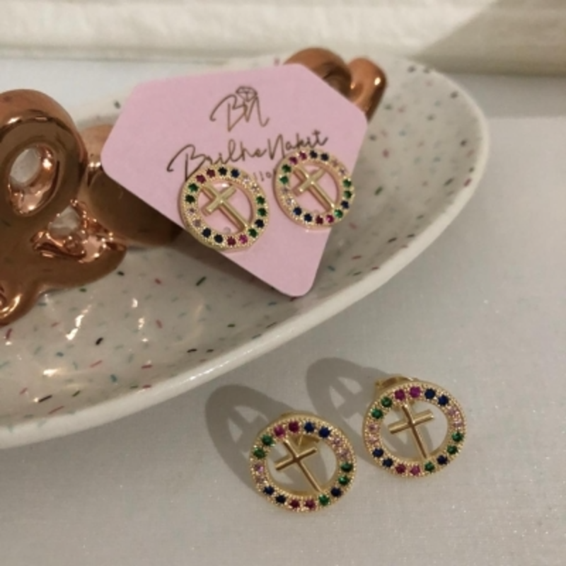 Brinco Circulo Cravejado com Cruz Banhado a Ouro 18k