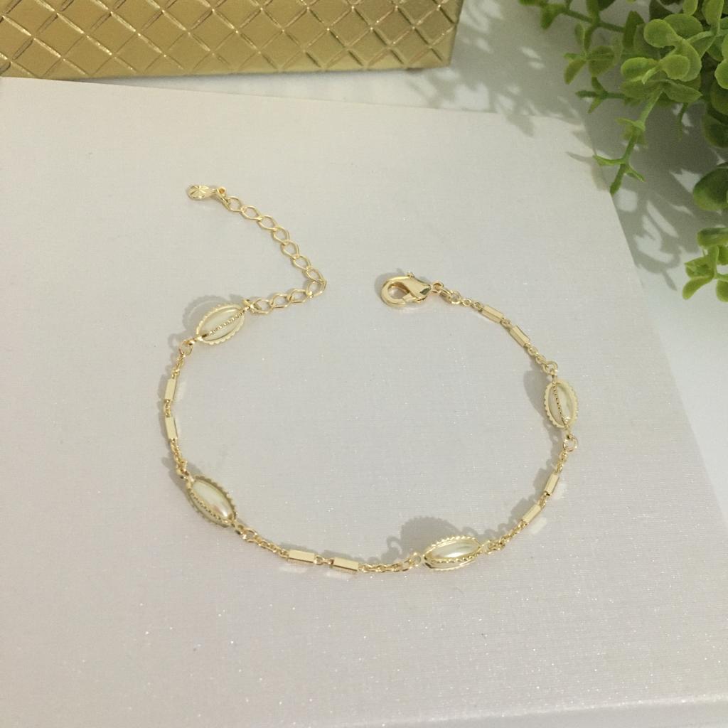 Pulseira Americana com Acessórios e Pérolas 17cm + 5cm Extensor Banhada a Ouro 18k