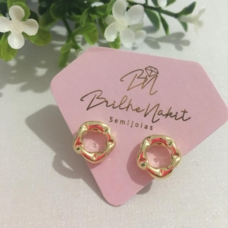 Brinco Pequeno Circulo Trabalhado Banhado a Ouro 18k