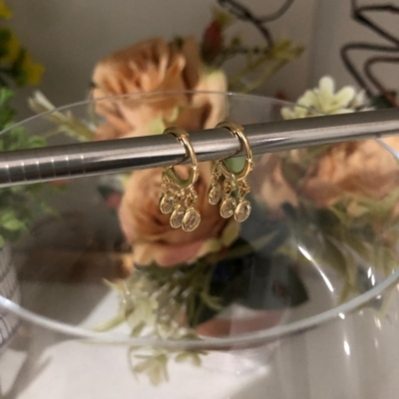 Brinco Argolinha com 3 Pedras Zircônias Banhada a Ouro 18k