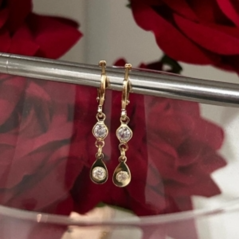 Brinco Argolinha com Pingente Gotinha e Zircônia Banhada a Ouro 18K