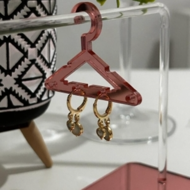 Brinco Argolinha com Dois Pingentes Coração e Circulo Banhada a Ouro 18k