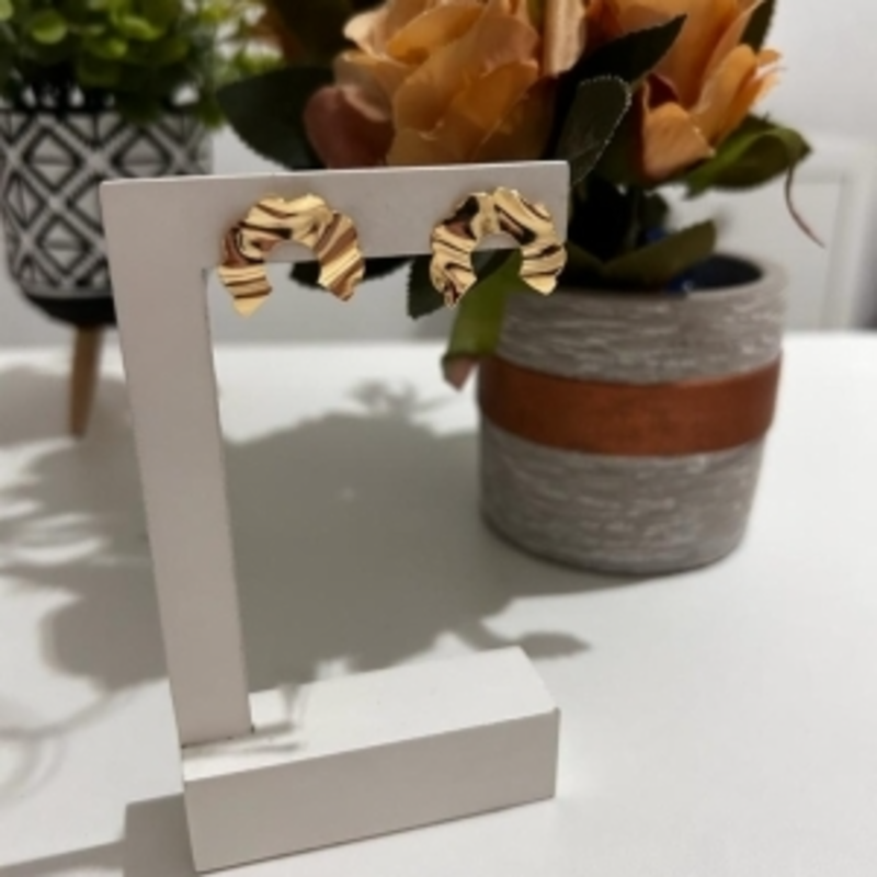 Brinco Meia Lua Invertida Efeito Amassado  Banhado a Ouro 18k