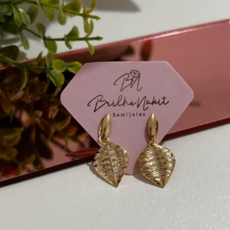 Brinco Gota Lisa com Folha  Banhado a Ouro 18k