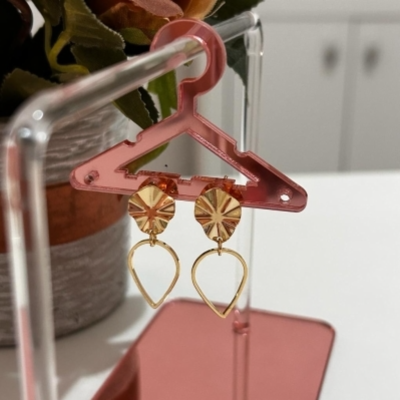 Brinco Gota Efeito Amassada com Pingente Gota Vazada Banhado a Ouro 18k