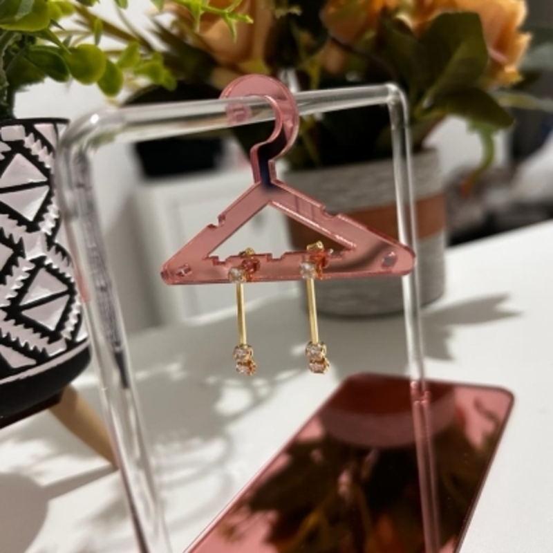 Brinco Ponto de Luz com Pendente e Duas Zircônias na Ponta Banhado a Ouro 18k