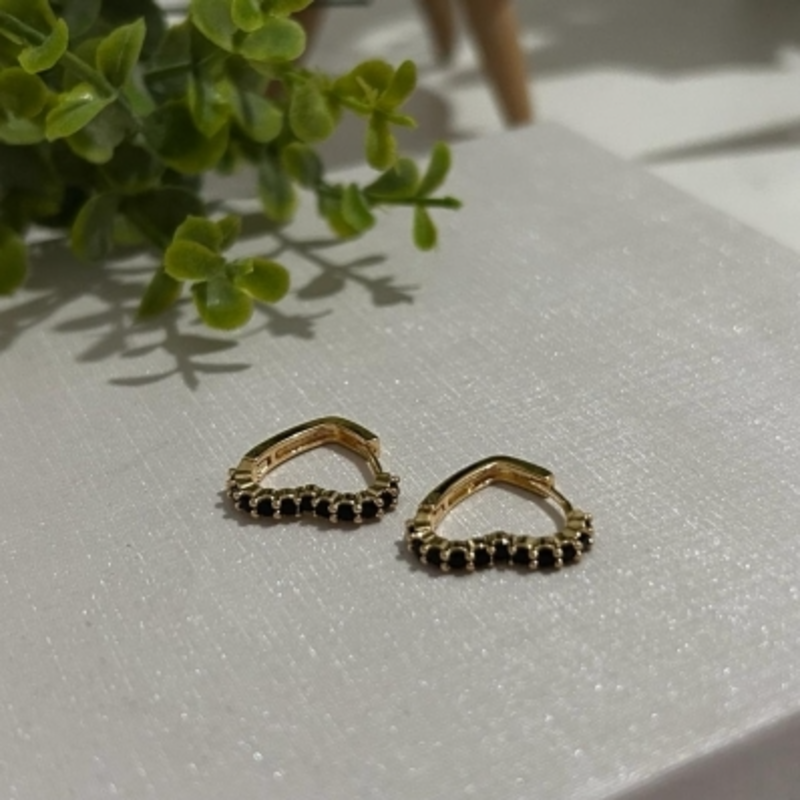 Brinco Argolinha  Coração Cravejada em Zircônia Negra G Banhada a Ouro 18k