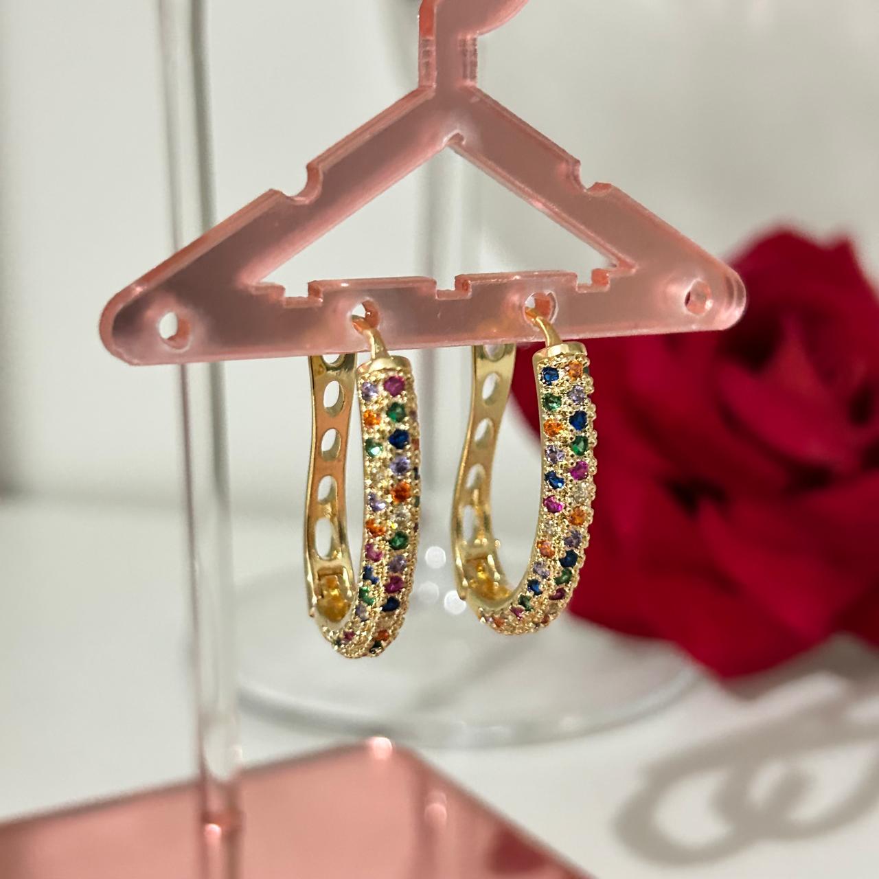 Brinco Argola Oval Cravejada em Zircônias Color Banhado a Ouro 18k