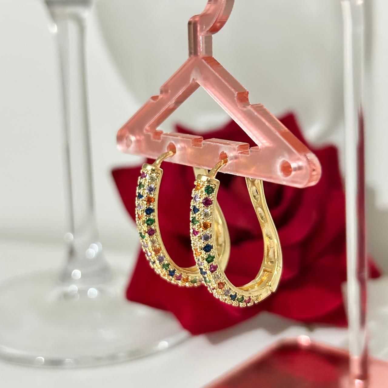 Brinco Argola Oval Cravejada em Zircônias Color Banhado a Ouro 18k