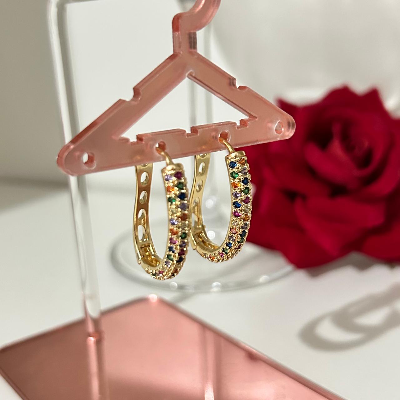 Brinco Argola Oval Cravejada em Zircônias Color Banhado a Ouro 18k