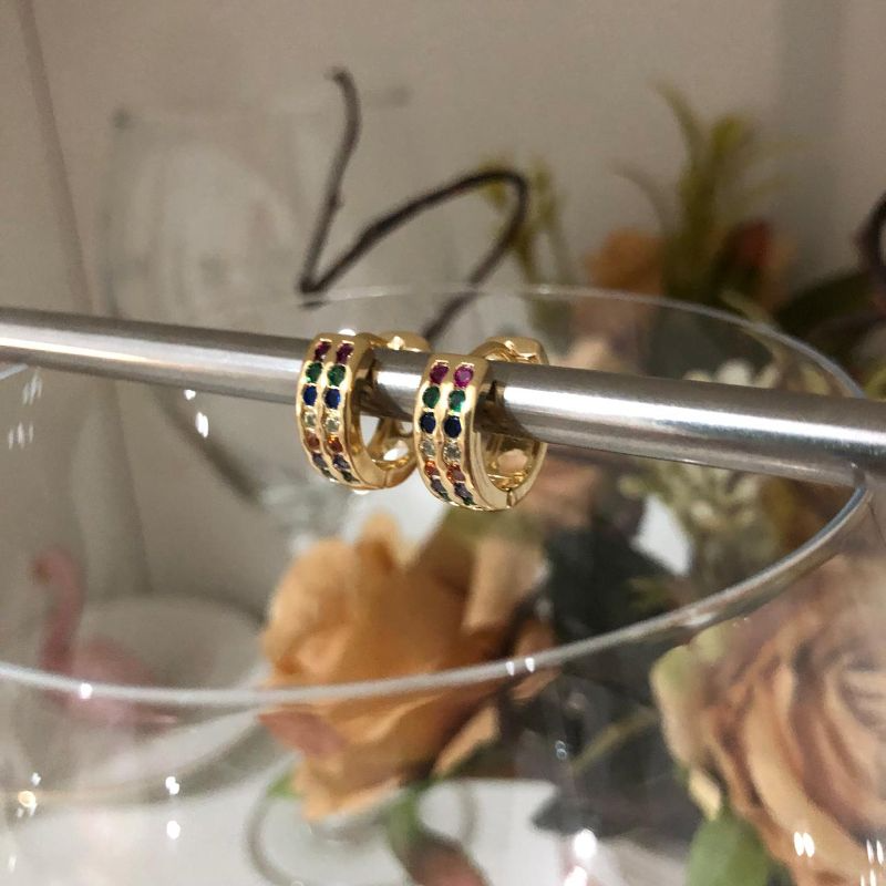 Brinco Argolinha Duas Fileiras Cravejadas em Zircônias Color M Banhada a Ouro 18k
