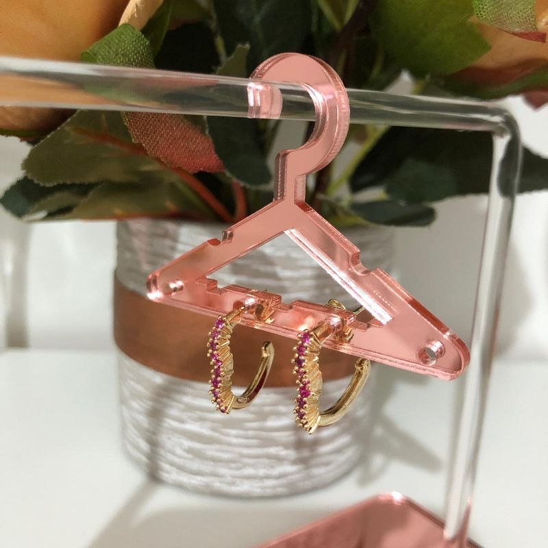 Brinco Meia Argolinha  Coração Cravejada em Zircônia Rubi Banhada a Ouro 18k