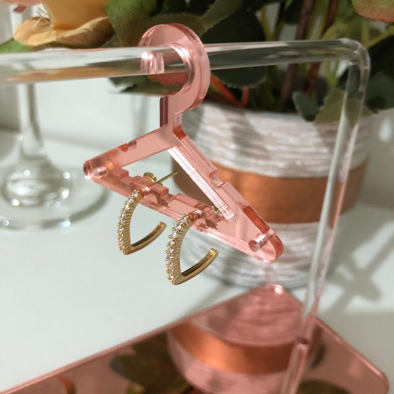 Brinco Meia Argolinha Oval Cravejada em Zircônias Banhada a Ouro 18k