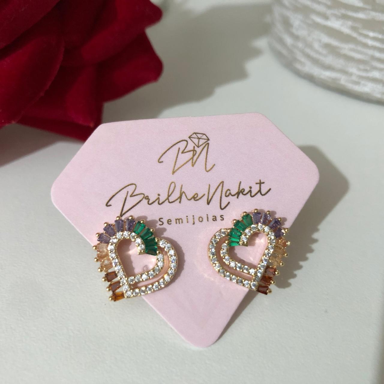 Brinco Coração Cravejado e com Cristais Color Banhado a Ouro 18k