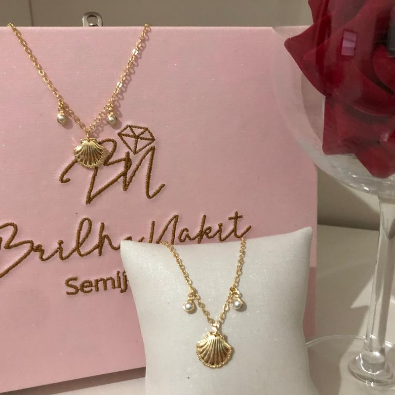 Tornozeleira Linha Praia com Pingente Concha e Duas Pérolas 22cm Banhado a Ouro 18k