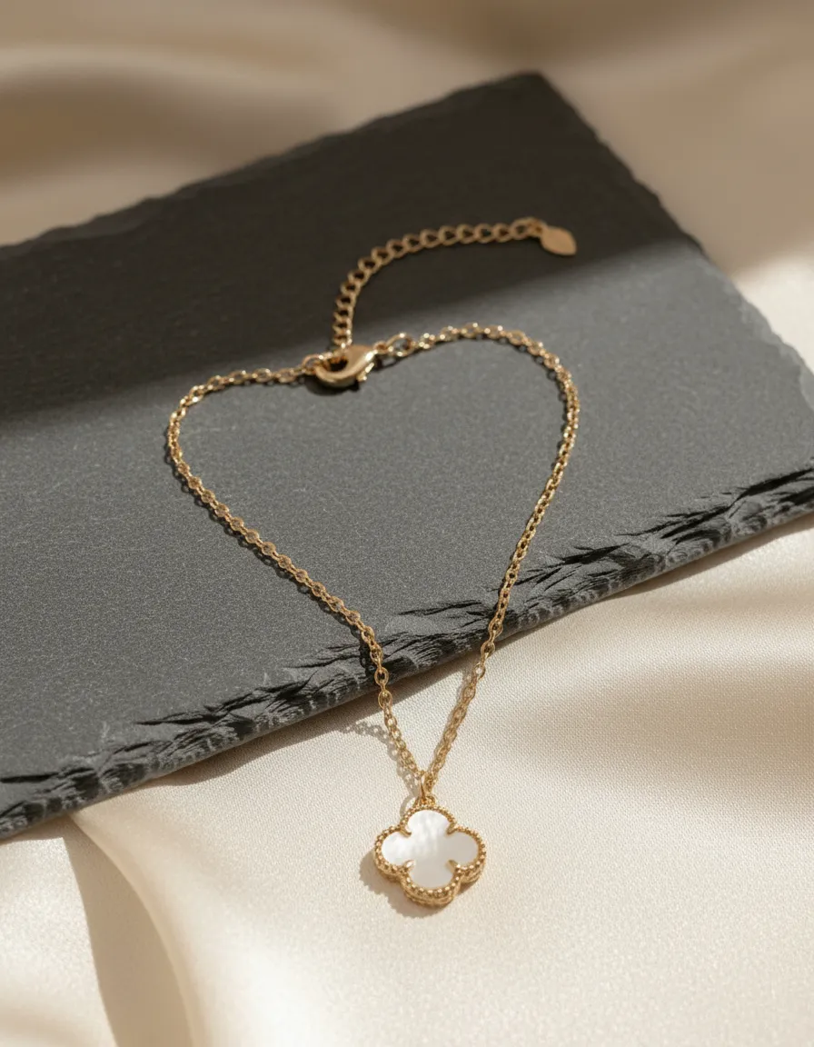 Pulseira com Pingente Trevo Madre Pérola 16cm + 5cm Banhado a Ouro 18k