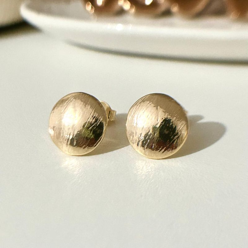 Brinco Botão com Efeito Riscado 12mm Banhado a Ouro 18k