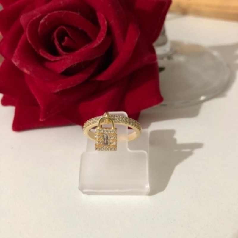 Anel Cravejado com Pingente Cadeado Cravejado Banhado a Ouro 18k