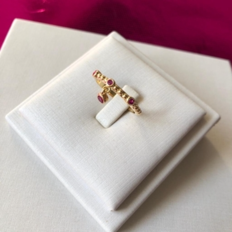 Anel com Aro de Bolinha e Três Pedrinhas de Cristal Rosa e Um Pingente Banhado a Ouro 18k