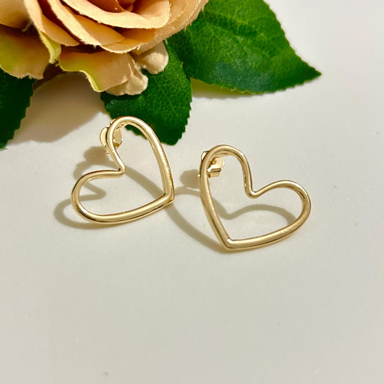 Brinco Coração Vazado Médio Banhado a Ouro 18k