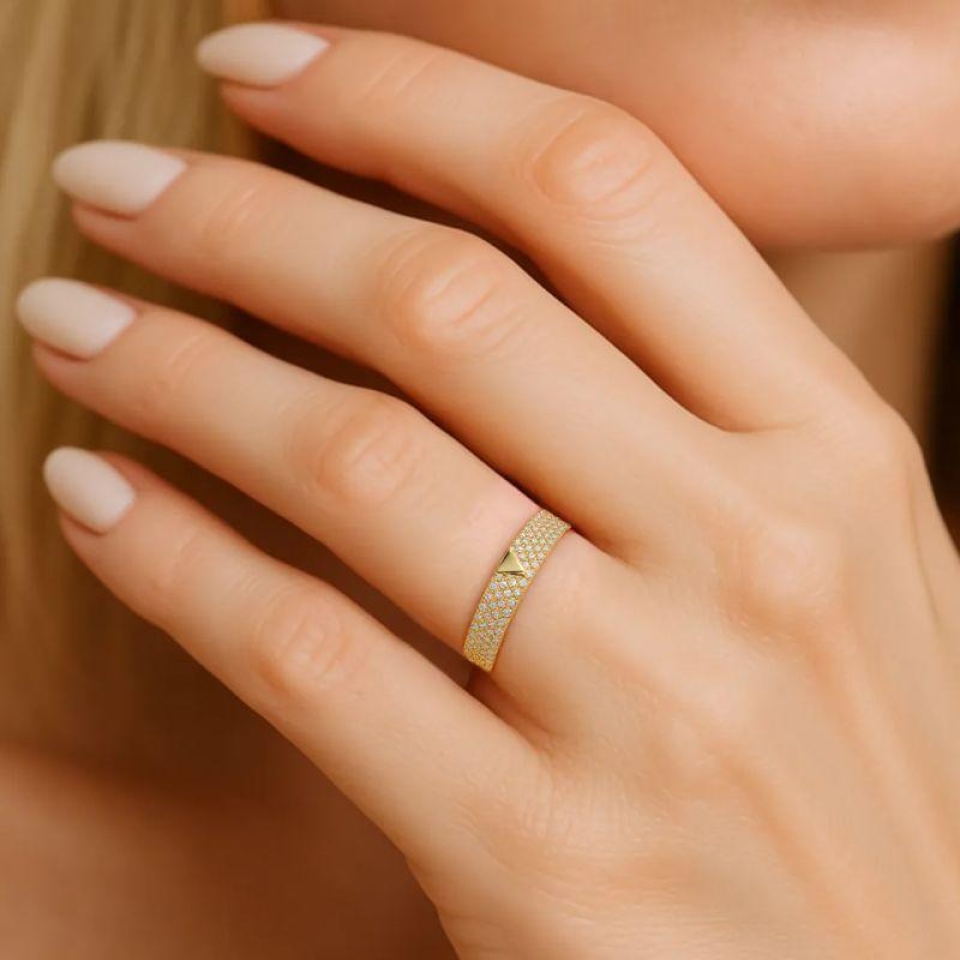 Anel Cravejado em Microzircônias e com Detalhe Triângulo Banhado a Ouro 18k