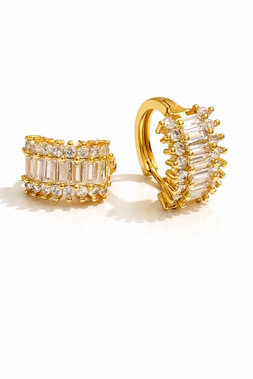 Brinco Argola Luxo com Zircônias Retangulares Central e Cravejadas na Lateral Banhada a Ouro 18k