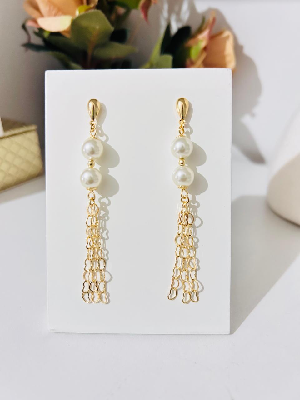 Brinco Longo Duas Pérolas e Três Correntes Elos Coração Banhada a Ouro 18k