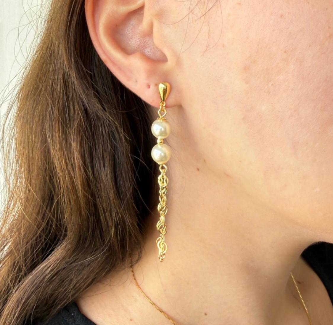 Brinco Longo Duas Pérolas e Três Correntes Elos Coração Banhada a Ouro 18k